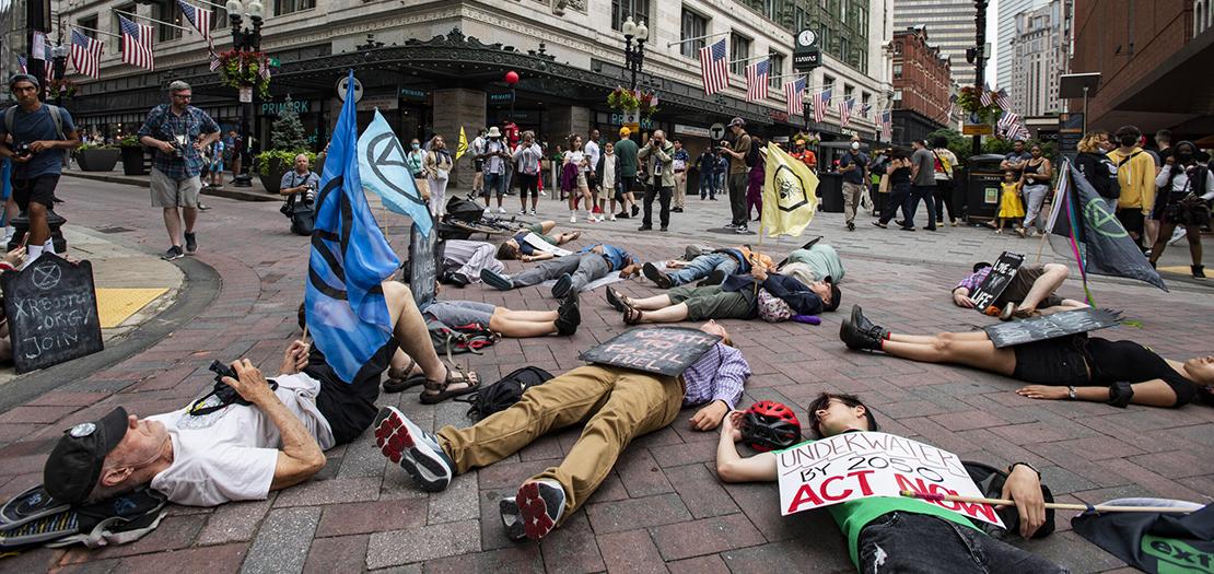نشطاء في منظمة "تمرد ضد الانقراض" خلال تحرّك للمطالبة بتصدّ أنجع للتغير المناخي في بوسطن، تموز 2022