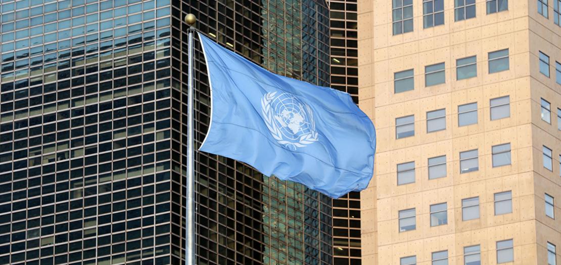 علم الأمم المتحدة أمام مقر المنظمة الدولية في نيويورك