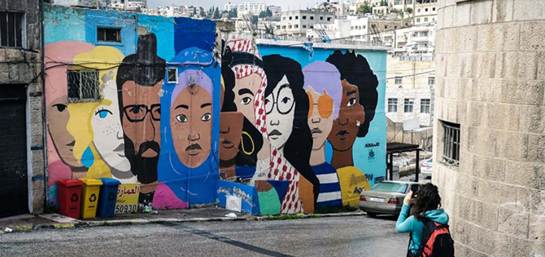 لوحة جدارية (غرافيتي) على جدار أحد شوارع مدينة عمان