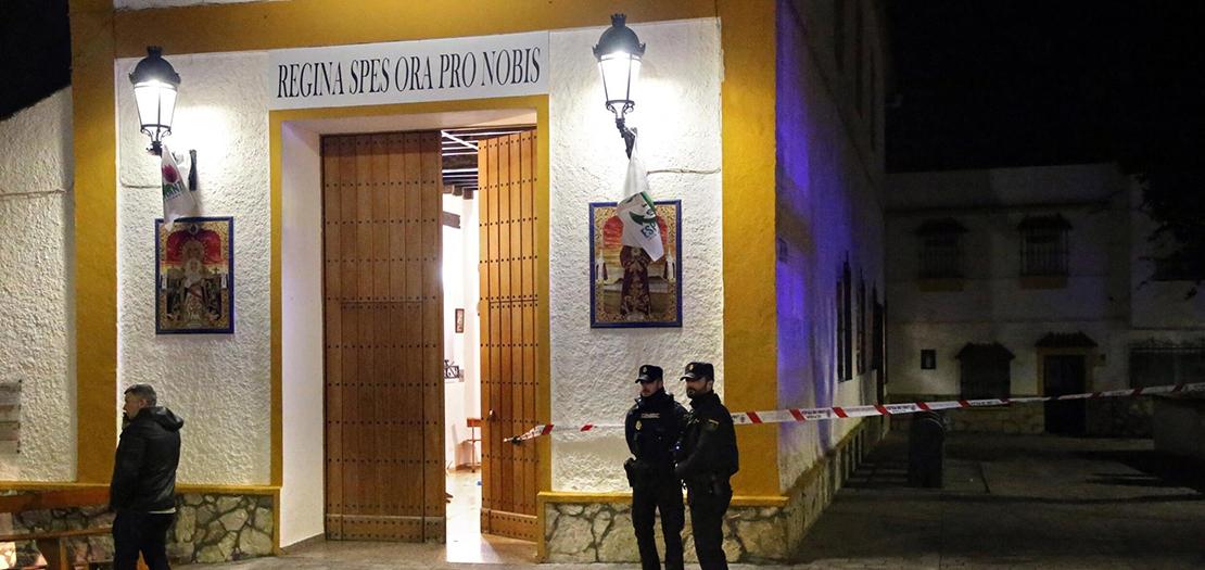 رجال الشرطة يغلقون المنطقة التي قُتل فيها رجل في الجزيرة الخضراء، جنوب إسبانيا