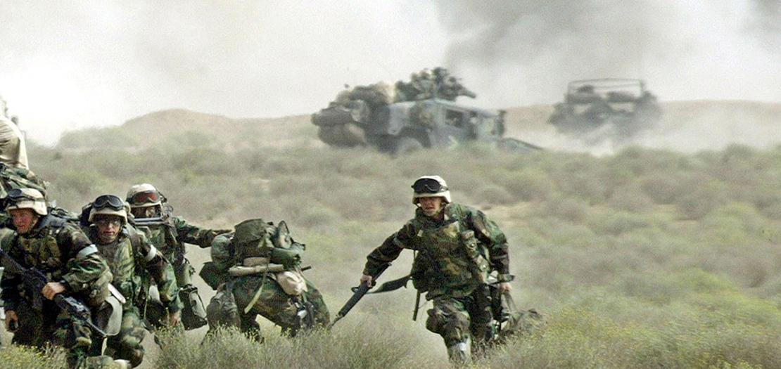 قوات المارينز الأمريكية تتقدم باتجاه جنوب العراق عند بدء الغزو الأمريكي (21/03/2003)