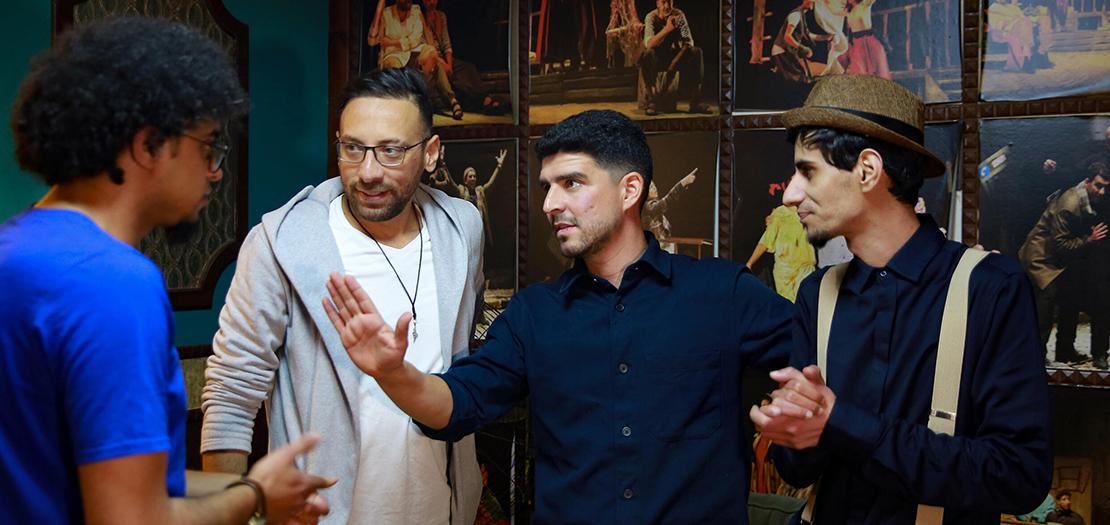 يزن أبو الروس (الثاني من اليسار)، أحد مؤسسي نادي عمّان للكوميديا، يتحدث مع فنانين كوميديين في مسرح الشمس في العاصمة الأردنية في 11 آذار 2023