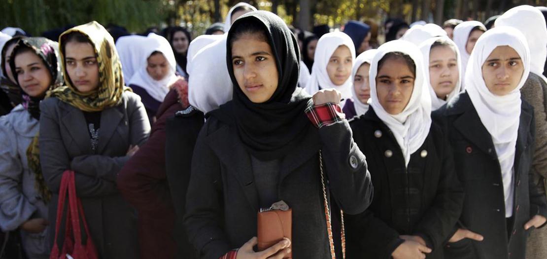 مناصرو حقوق المرأة يشاركون في أنشطة توعية في مدرسة للبنات في هرات، أفغانستان (أرشيف)