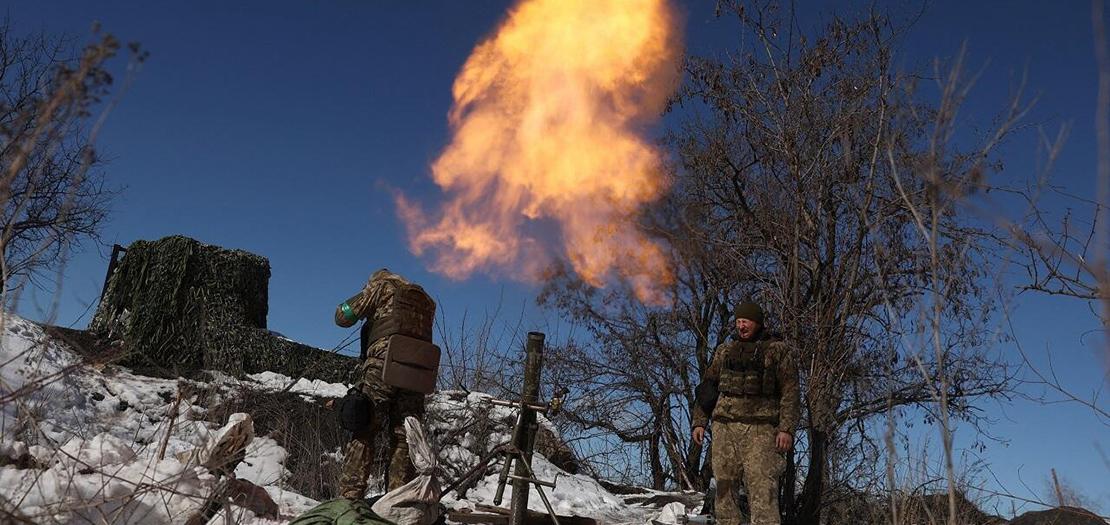 جنود أوكرانيون يطلقون قذيفة هاون باتجاه الموقع الروسي على خط جبهة ليس بعيدا عن باخموت. دونيتسك، أوكرانيا في 20 فبراير 2023