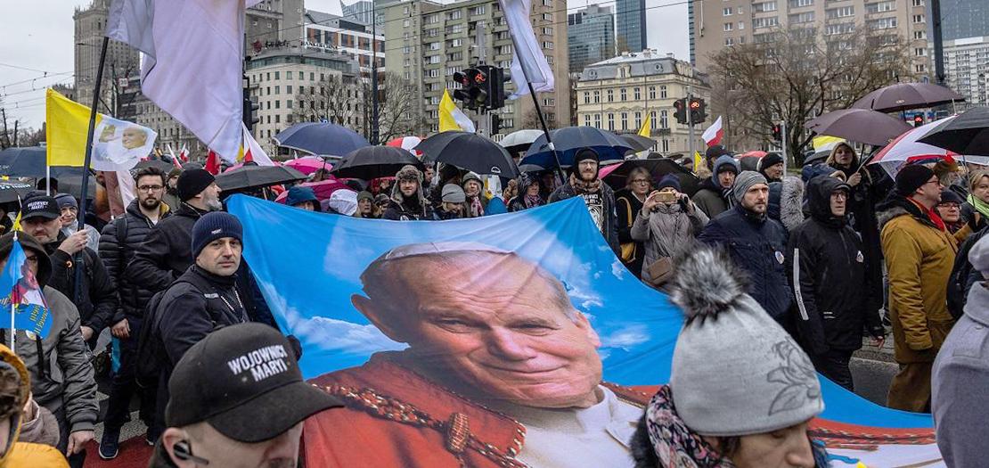 متظاهرون بولنديون يرفعون صورة عملاقة للبابا الراحل يوحنا بولس الثاني في وارسو، 2 نيسان 2023
