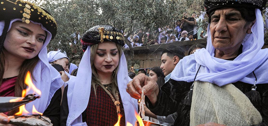 أيزيديون يرتدون ملابس تقليدية أثناء احتفالهم برأس السنة الأيزيدية في لالش بالعراق في 18 نيسان 2023