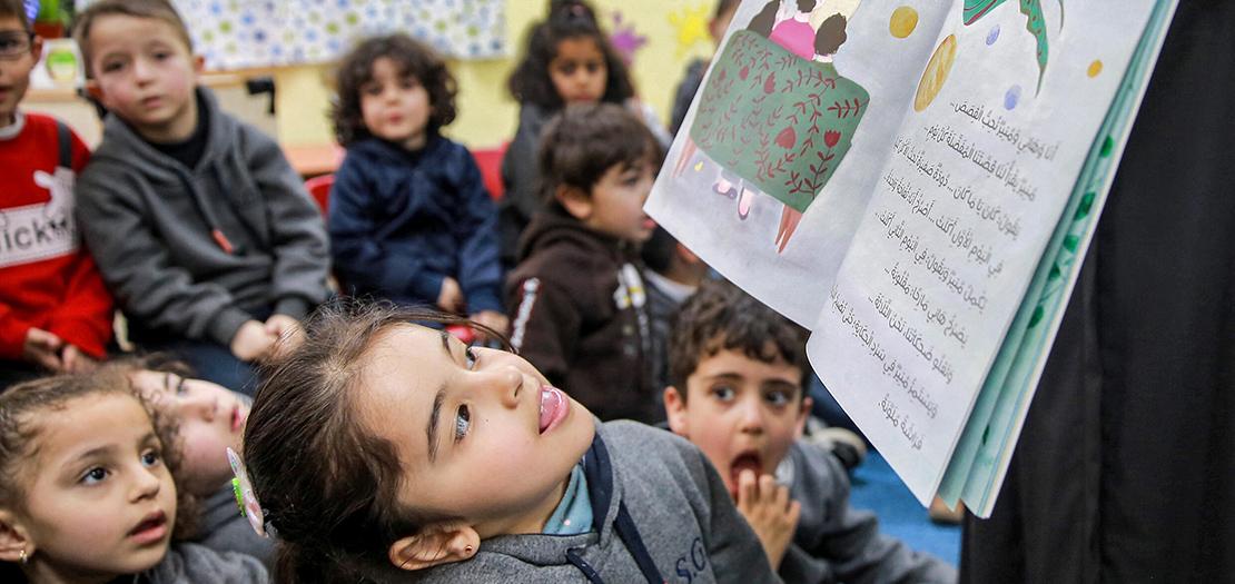 أطفال في مدرسة في عمان يستمعون إلى قصة ضمن مبادرة "نحن نحب القراءة"