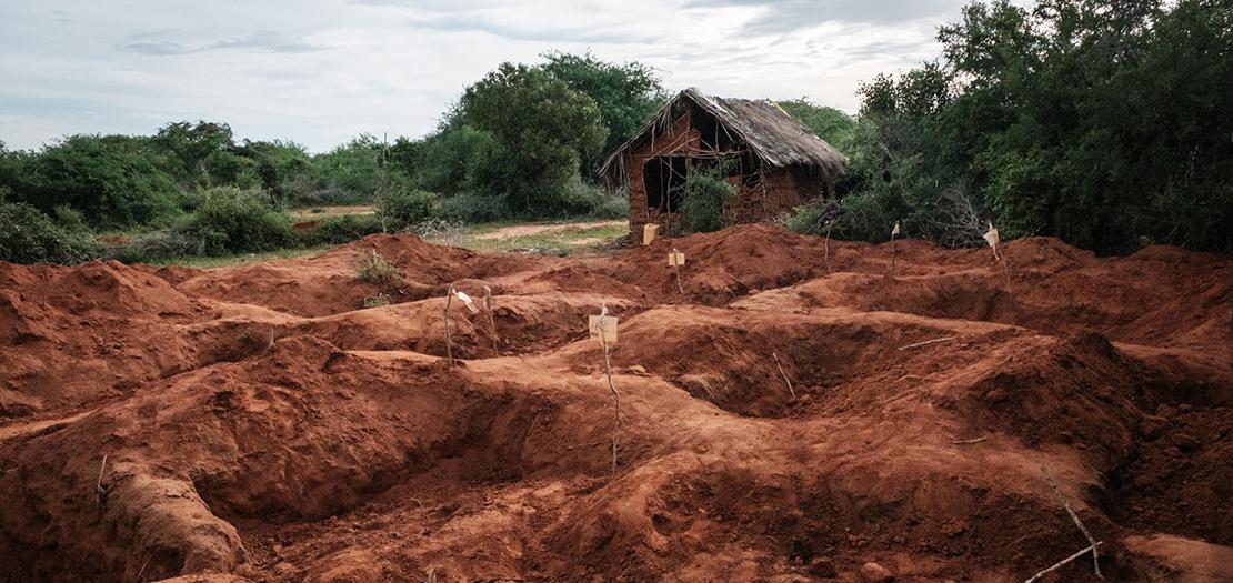 حفر بعد انتشال جثث من مقبرة جماعية في شاكاهولا بالقرب من ماليندي في كينيا في 25 نيسان 2023