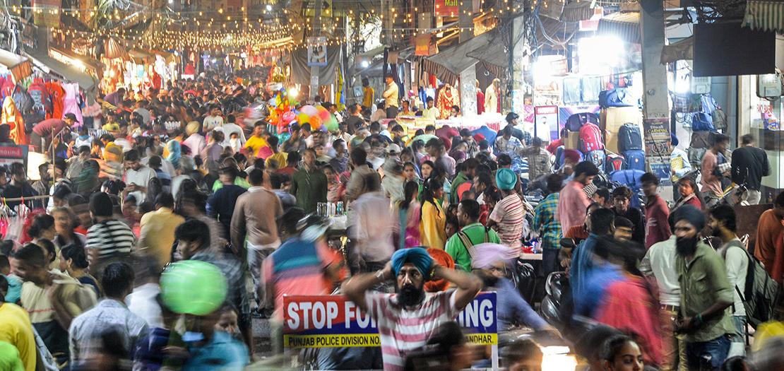 سوق شعبية مكتظة في جالندهار في الهند في 23 تشرين الأول 2022