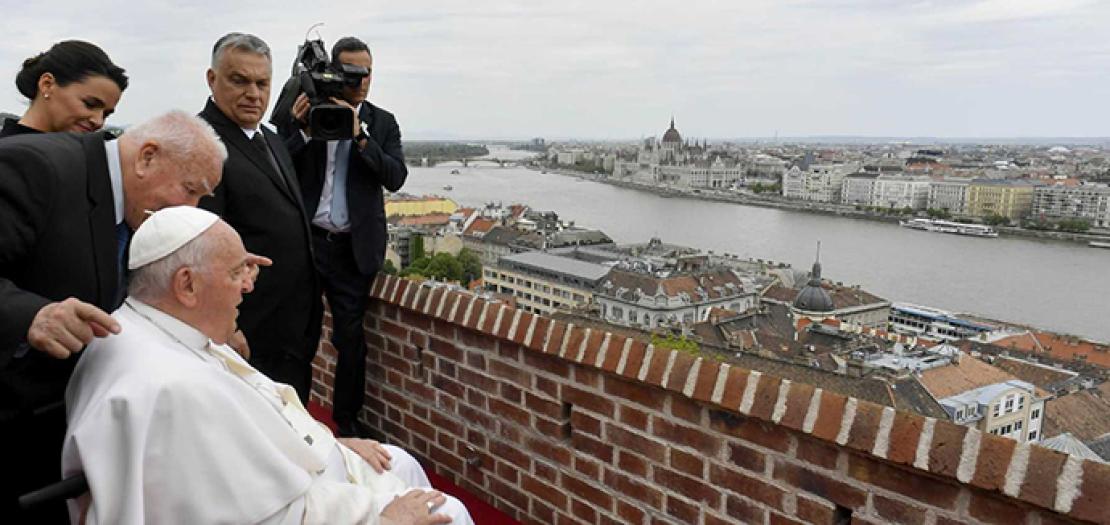 البابا ينظر إلى نهر الدانوب في العاصمة المجرية بودابست