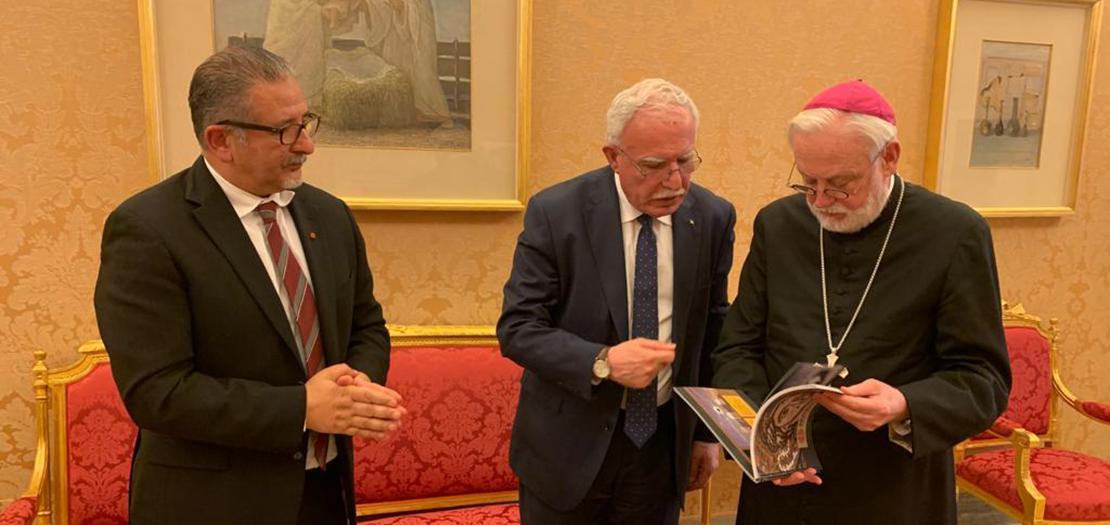 وزير الخارجية الفلسطيني ونظيره الفاتيكاني، والسفير قسيسية (إلى يسار)