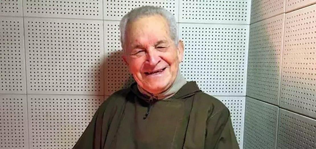 الأب لويس باسكوال دري (96 عامًا) في كرسي الاعتراف