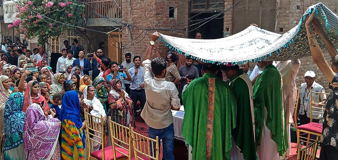 مسيحيون يحضرون قداس الأحد بالقرب من كنيسة القديس يوحنا المحترقة في جارانوالا على مشارف فيصل أباد