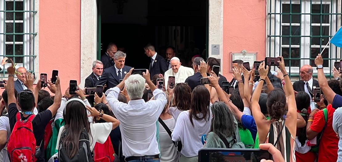 البابا فرنسيس من أمام السفارة البابوية في لشبونة (تصوير: سورين خودنيان / أبونا)