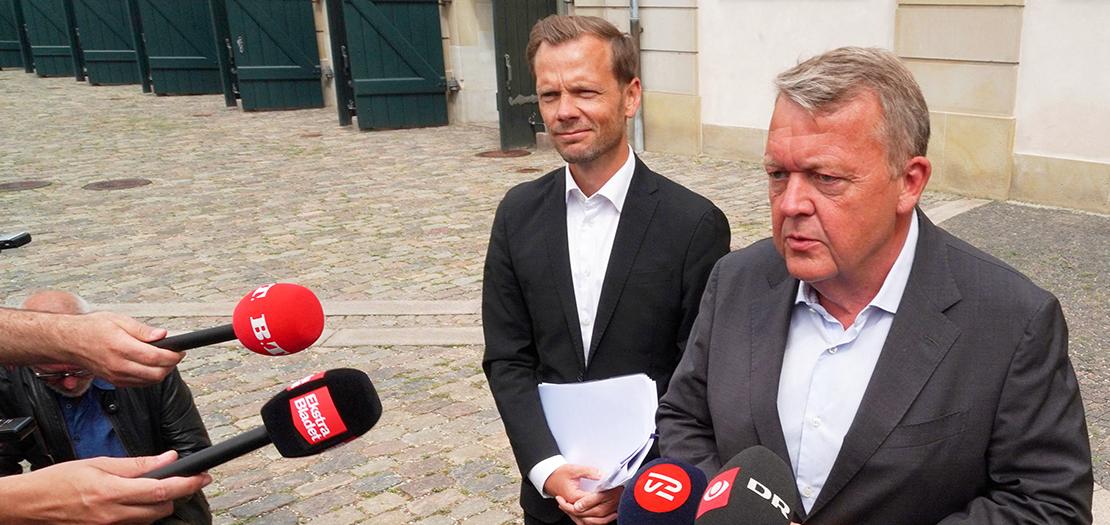 وزير خارجية الدنمارك لارس لوكه راسموسن، وإلى جانبه وزير العدل بيتر هاملغارد