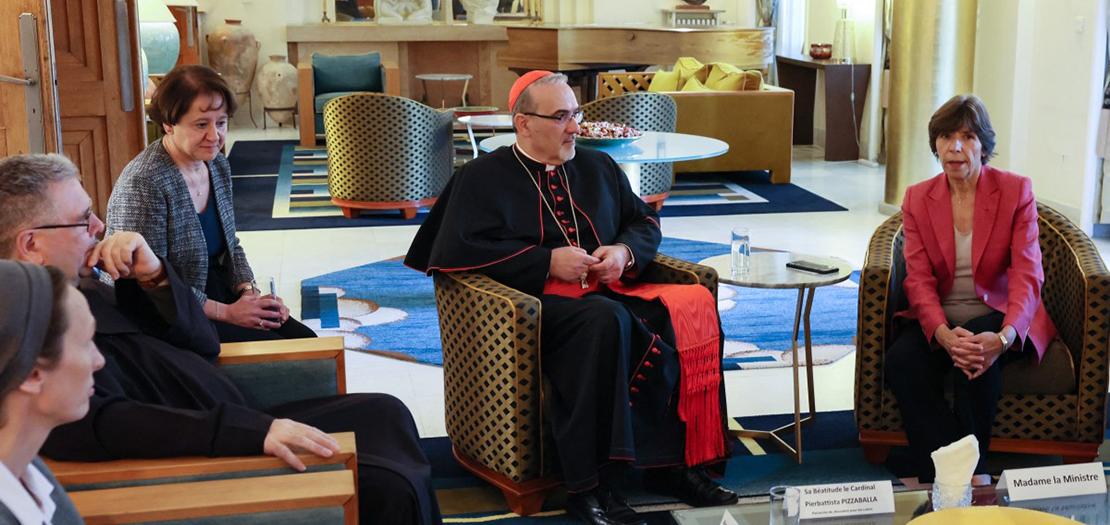 الكاردينال بييرباتيستا بيتسابالا، وشخصيات دينية، يجتمعون مع وزيرة الخارجية الفرنسية كاثرين كولونا، في القنصلية الفرنسية في القدس، 15 تشرين الأوّل (أ ف ب)