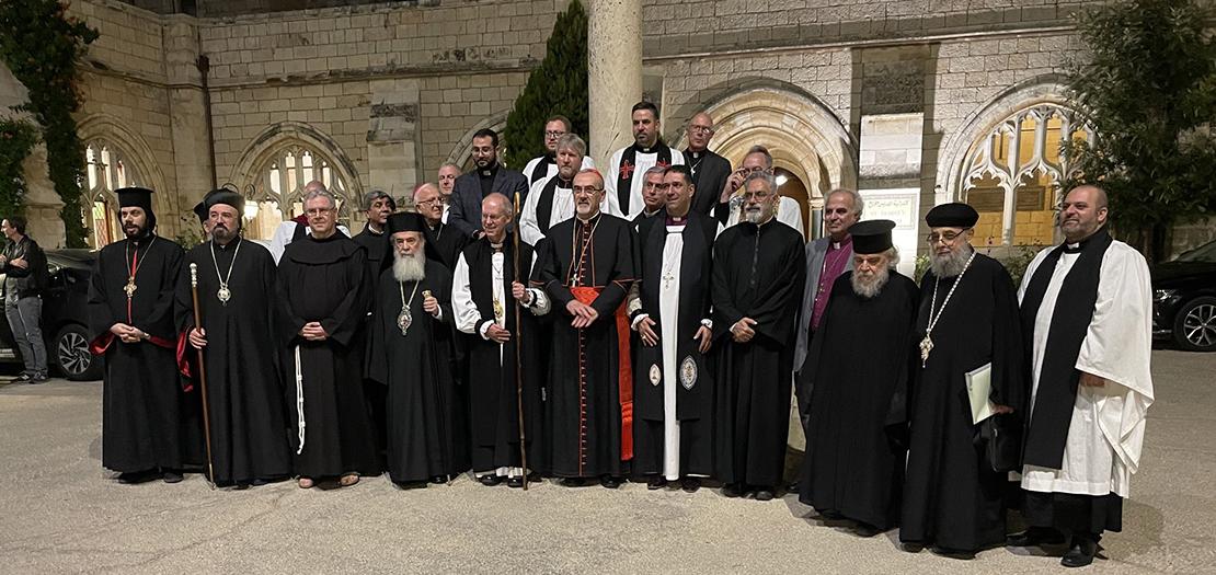بطاركة ورؤساء الكنائس في القدس مع رئيس أساقفة كانتربري، أمام كاتدرائية القديس جورج، القدس، 20 تشرين الأول 2023