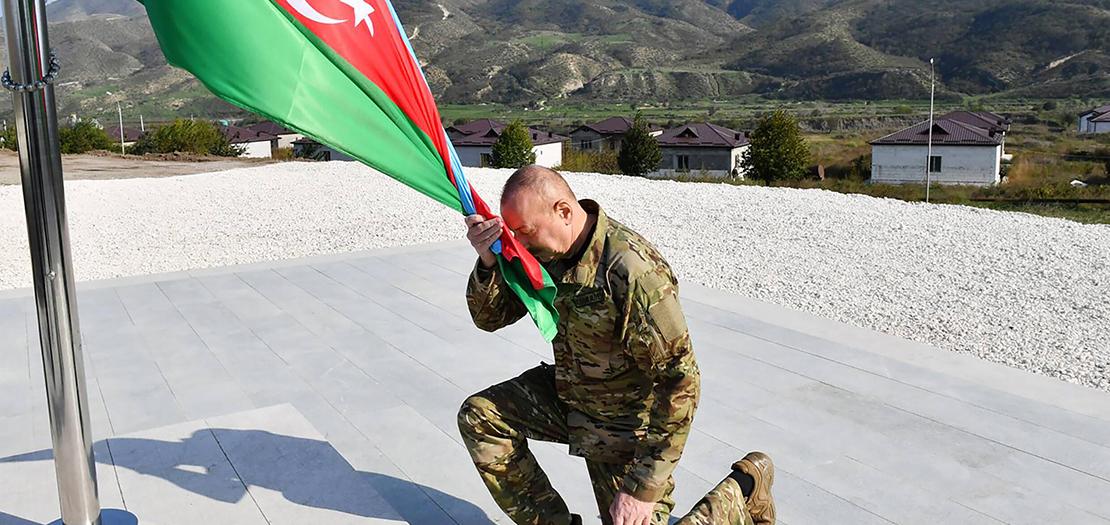 الرئيس الأذربيجاني إلهام علييف يقبّل علم بلاده في إقليم ناغورني قره باغ
