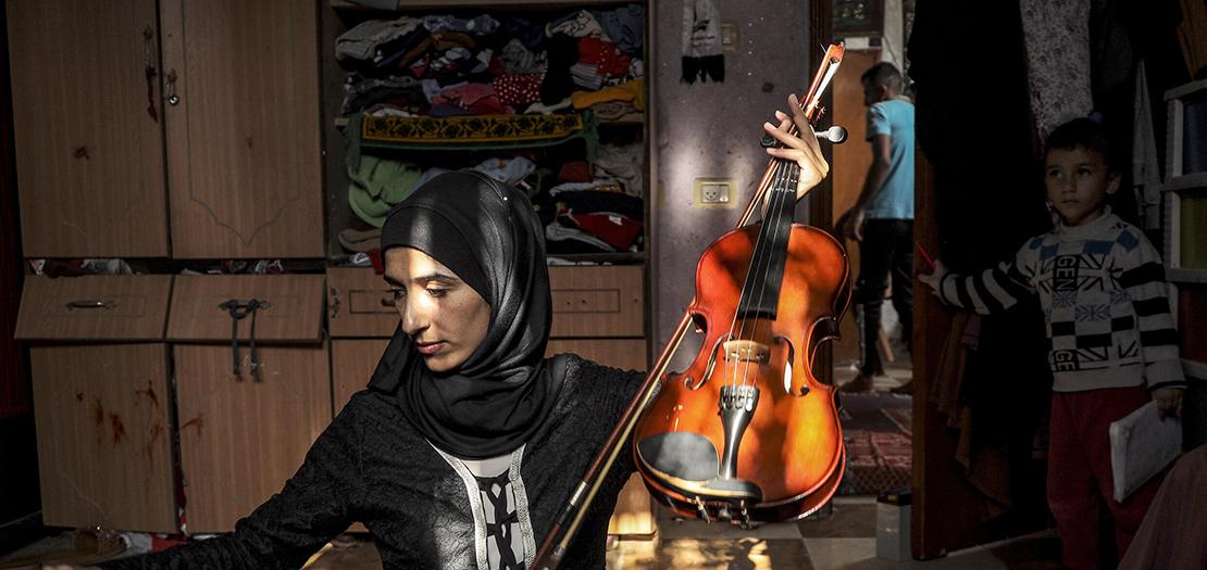 الموسيقية الفلسطينية جواهر الاقرع في دير البلح بوسط قطاع غزة في 24 تشرين الاول 2023
