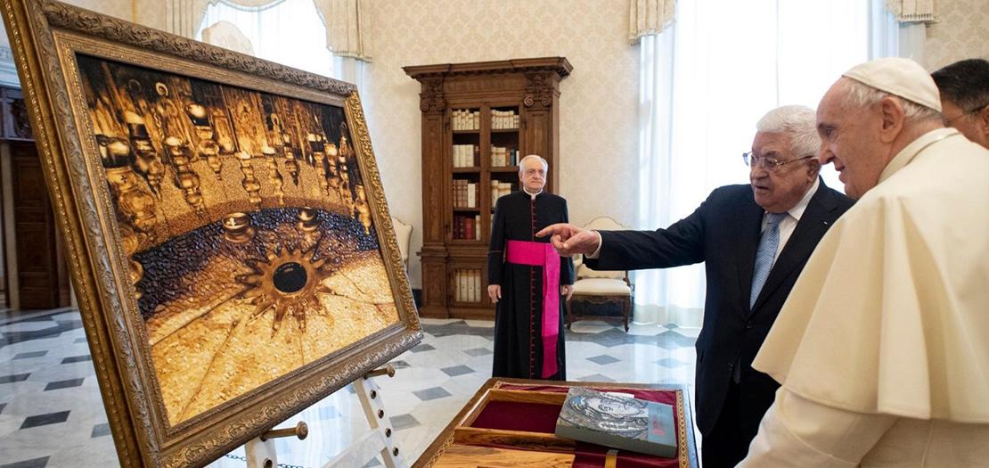 البابا فرنسيس والرئيس الفلسطيني محمود عباس خلال لقائهما في الفاتيكان، 4 تشرين الثاني 2021