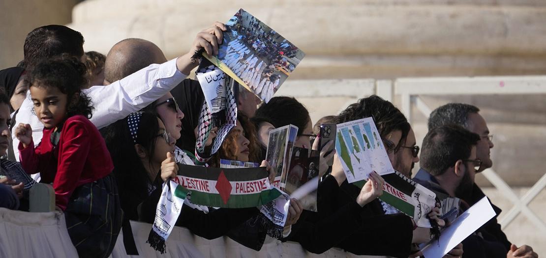 فلسطينيون يشاركون في المقابلة العامة، في ساحة القديس بطرس، 22 تشرين الثاني 2023
