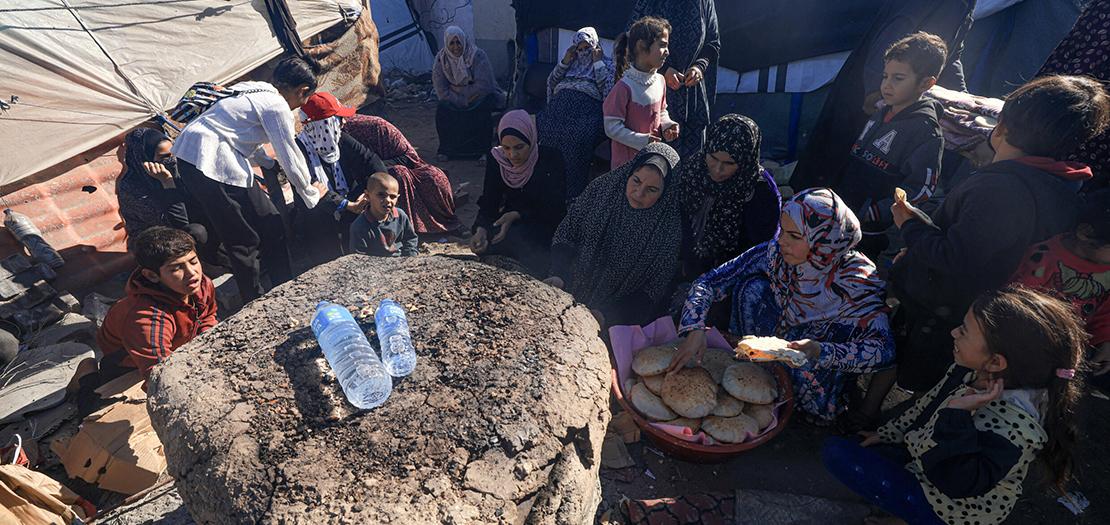 نازحون فلسطينيون يخبزون في دير البلح في قطاع غزة بتاريخ 30 تشرين الثاني 2023