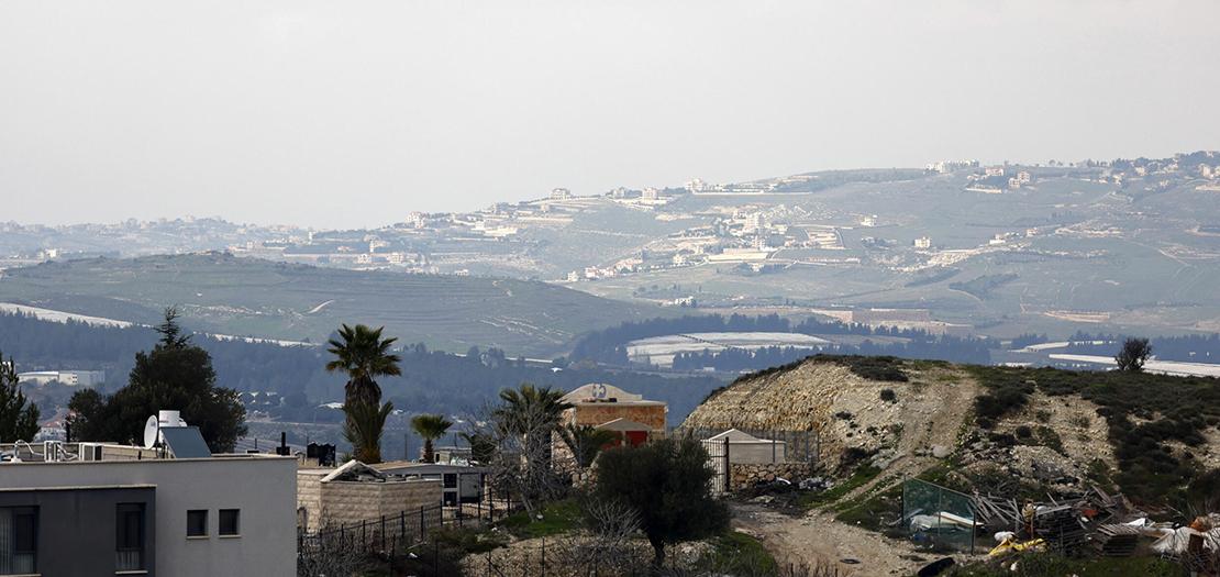 قرية مارون الراس اللبنانية يمكن رؤيتها من قرية الجش في إسرائيل