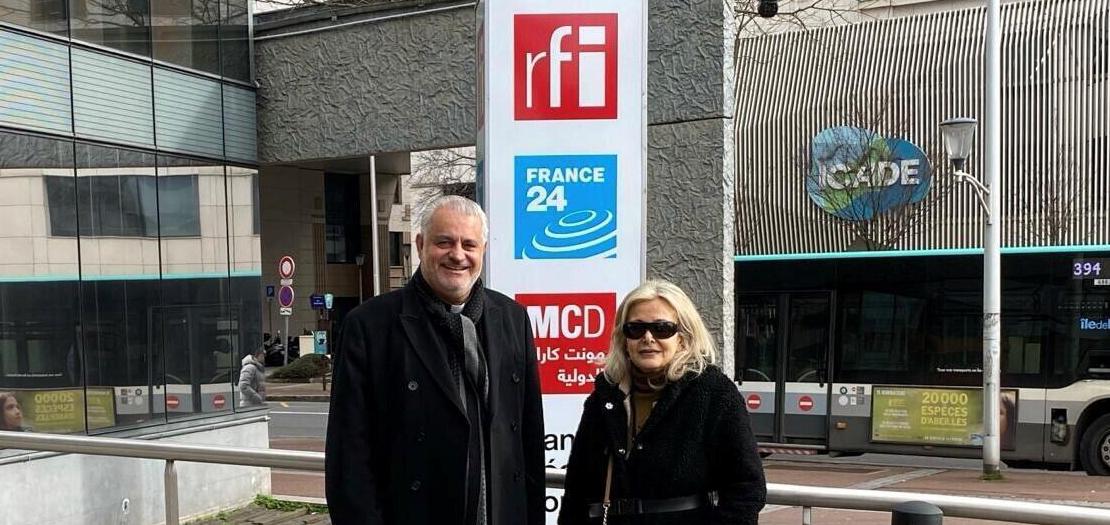 الأب رفعت بدر برفقة الإعلامية كابي لطيف، أمام مبنى مونت كارلو الدولية، باريس