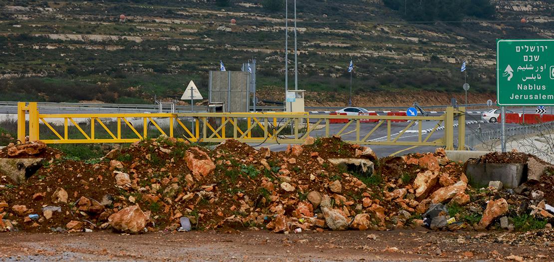 حاجز حديد فضلا عن أكوام من الصخر وضعها الجيش الإسرائيلي عند المدخل الشمالي لمدينة رام الله في الضفة الغربية المحتلة
