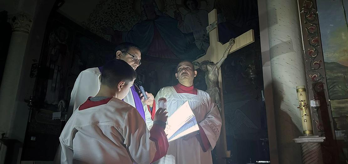 الأب يوسف أسعد يترأس صلاة درب الصليب في كنيسة العائلة المقدّسة في غزة، 16 شباط 2024