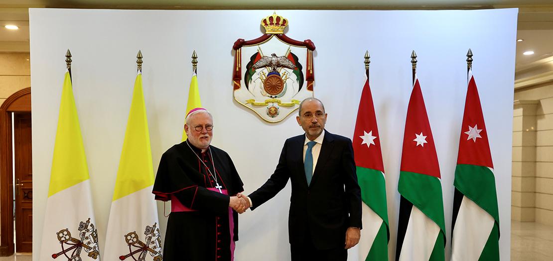وزير الخارجيّة الأردني يصافح نظيره الفاتيكاني في مقرّ الوزارة، 11 آذار 2024 (تصوير: موقع أبونا)