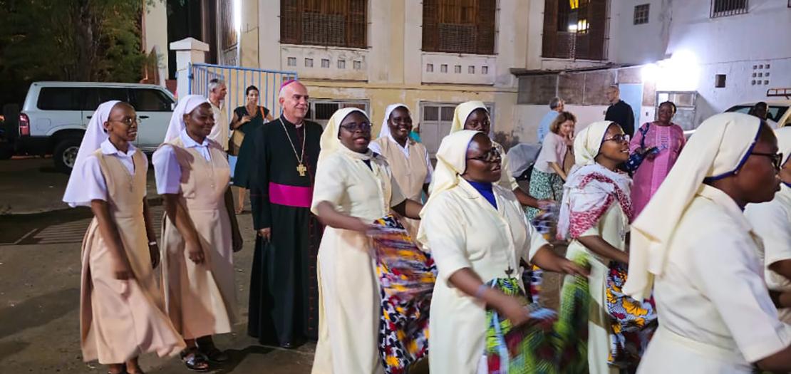 راهبات يستقبلن المطران دعيبس قبيل قداس تنصيبه أسقفًا لأبرشية جيبوتي