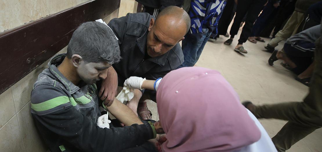 جريح فلسطيني يتلقى العلاج في مستشفى الاقصى بعد قصف اسرائيلي على منزل في دير البلح