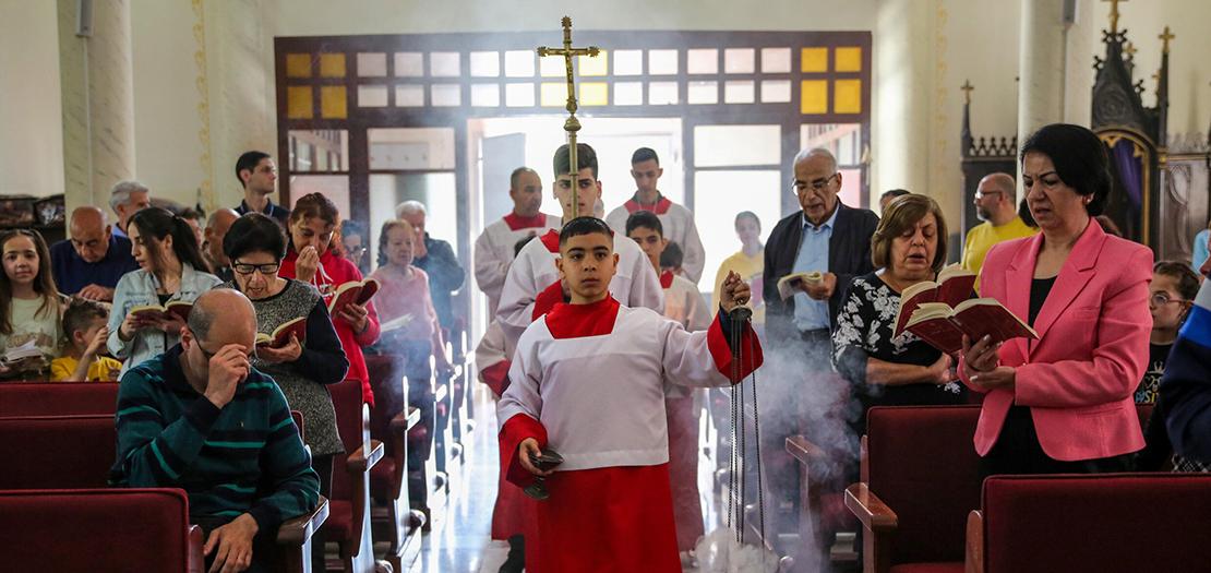 مسيحيون فلسطينيون في قداس عيد الفصح في كنيسة العائلة المقدسة الكاثوليكية في مدينة غزة في 31 آذار 2024