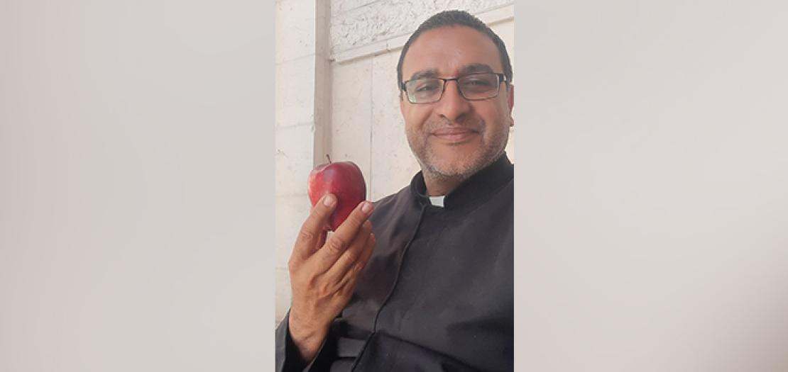 الأب يوسف سعيد بالحصول على تفاحة بعد 6 أشهر من الحرمان