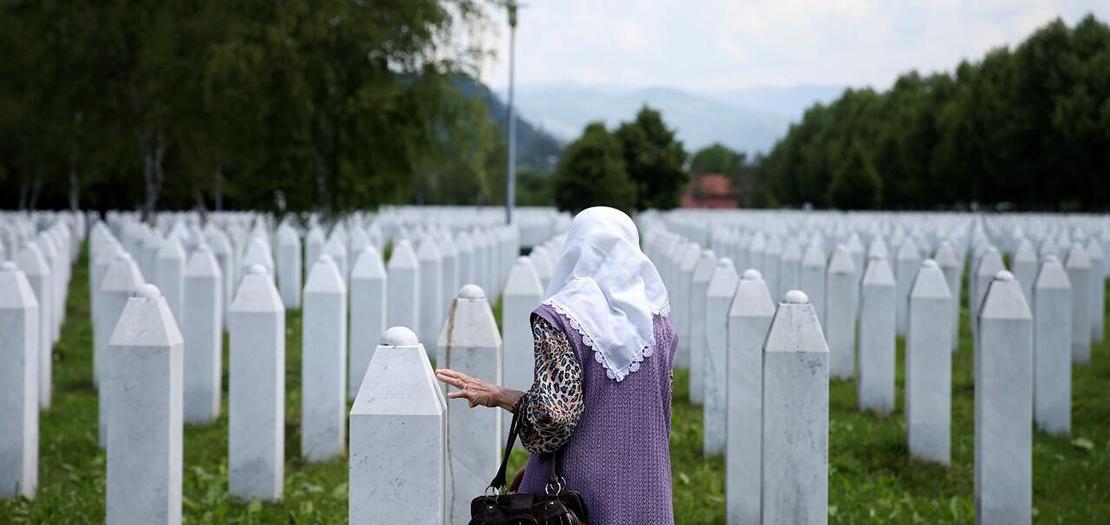 امرأة بوسنية مسلمة تزور النصب التذكاري لضحايا الإبادة الجماعية في سريبرينيتسا في بوتوكاري، البوسنة والهرسك، 8 يونيو 2021