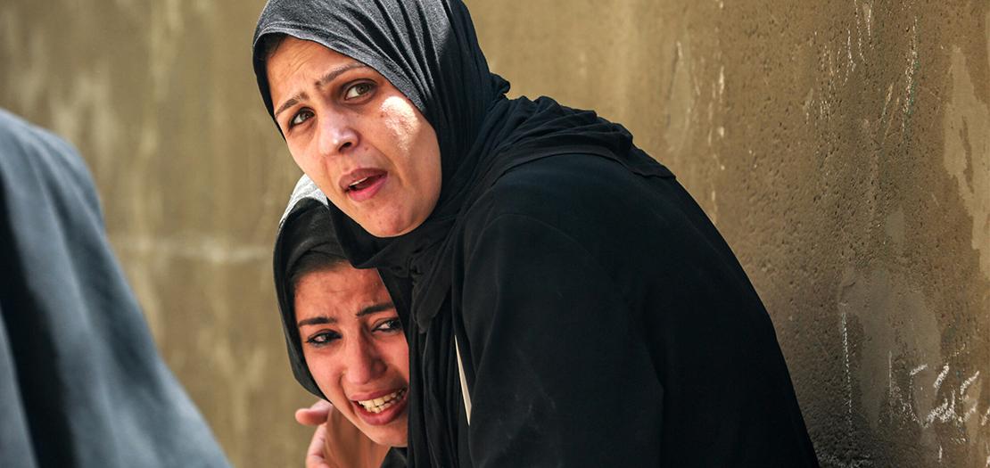 نساء استبد بهن الخوف بعد القصف الإسرائيلي على النصيرات في وسط قطاع غزة في 29 نيسان 2024