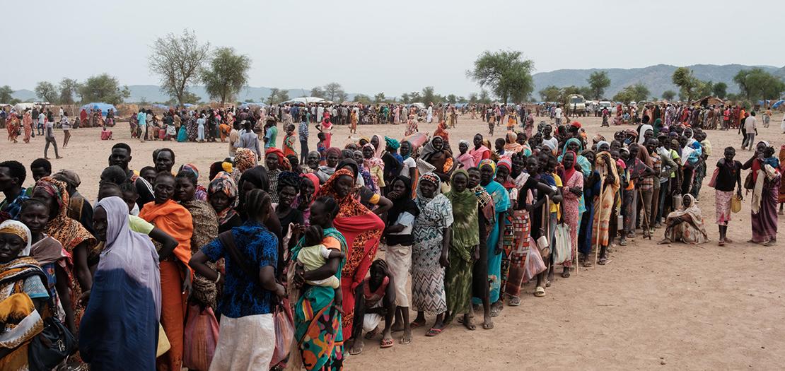 نازحون سودانيون يصطفون للتسجيل للحصول على مساعدات غذائية محتملة في مخيم للنازحين في أغري، شمال كردفان، في 17 حزيران 2024
