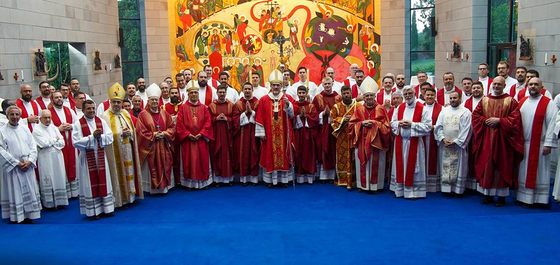 صورة جماعية في ختام الرسامة الكهنوتيّة (تصوير: مكتب إعلام البطريركيّة اللاتينيّة)