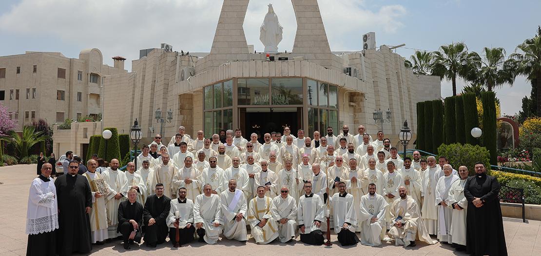 صورة جماعية لإكيروس البطريركيّة اللاتينيّة في الأردن، في ختام قداس تجديد مواعيد الكهنوت يوم خميس الأسرار، أيار 2024