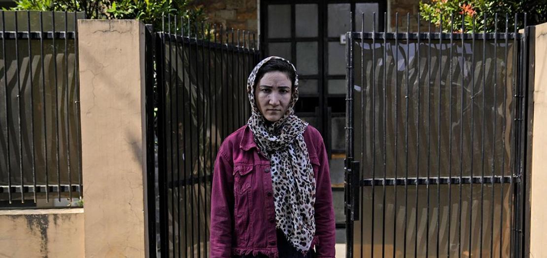 سيدة أفغانية تعيش في إندونيسيا بعد منعها من قبل طالبان من مزاولة التمريض والتعليم في بلادها (أ ب)
