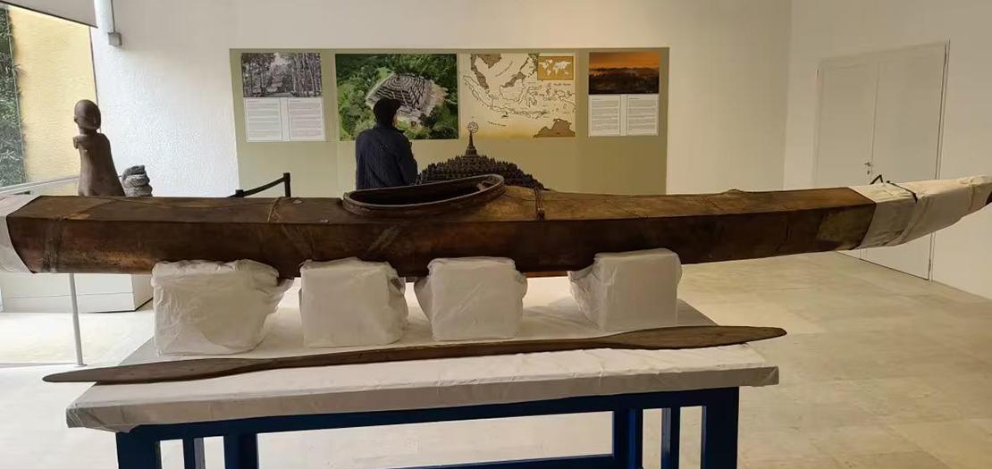 قارب كاياك لشعب الإنوفيالويت معروض في متحف في الفاتيكان