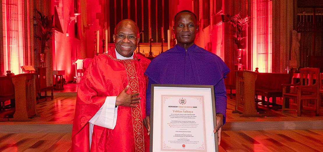 مؤسسة عون الكنيسة المتألمة تكرّم توبياس يحيى لإيمانه الراسخ بعد نجاته من هجوم متطرف