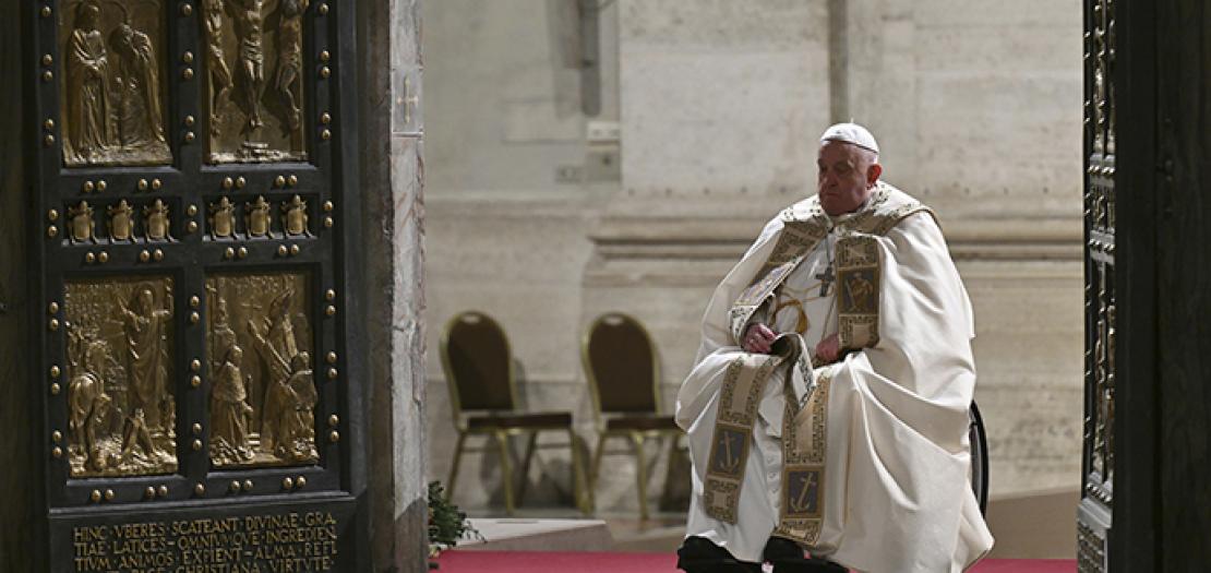 البابا الراحل فرنسيس يفتح الباب المقدس معلنًا بدء يوبيل الرجاء