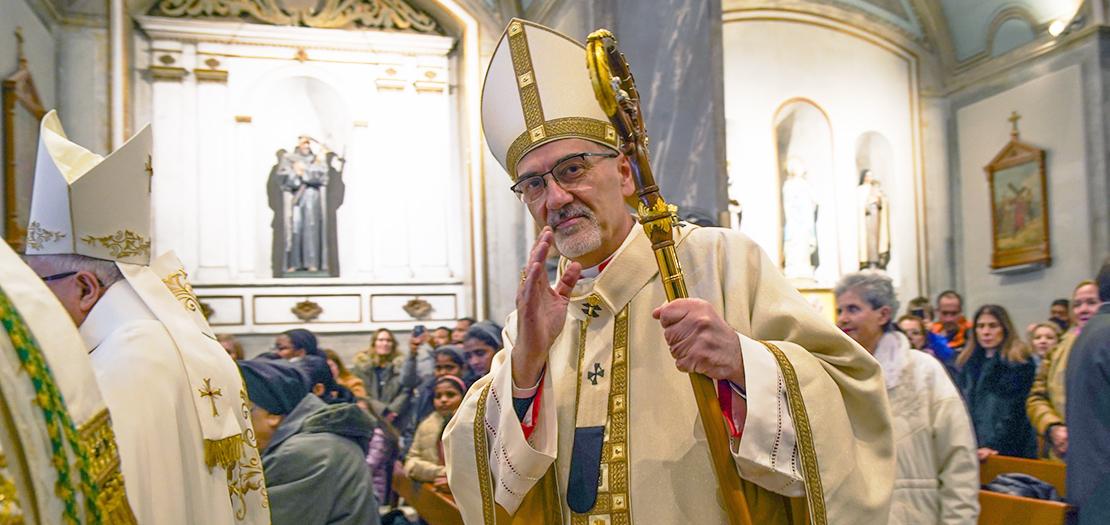 البطريرك بيتسابالا خلال ترؤسه القداس الإلهي (تصوير: البطريركية اللاتينية)