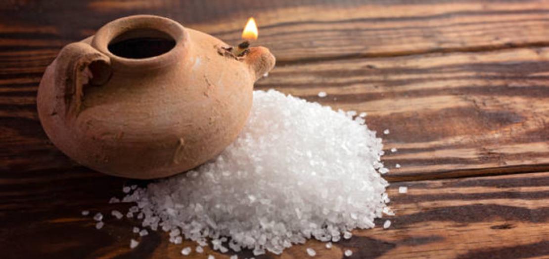 في إنجيل اليوم، يحدد يسوع هويتنا من خلال صورتين: ملح الأرض ونور العالم