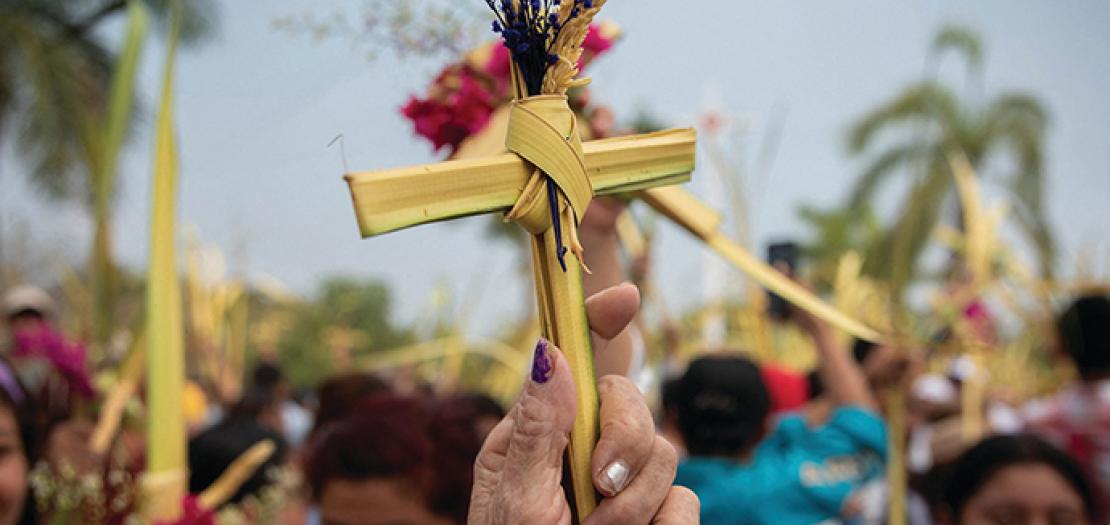 اليوم هتفوا: هوشعنا، وغدًا: اصلِبه