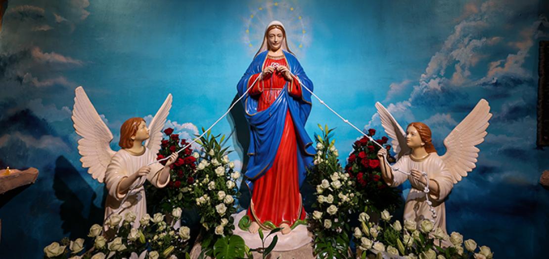 إليكِ نلتجئ، يا حلّالة العُقد، فلا تردّينا خائبين