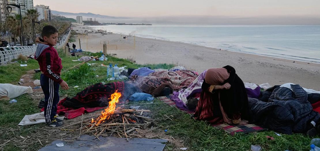 صبي نازح مع عائلته من ضاحية بيروت الجنوبية، يشعل النار لتدفئة أنفسهم على كورنيش بيروت، 6 آذار 2026