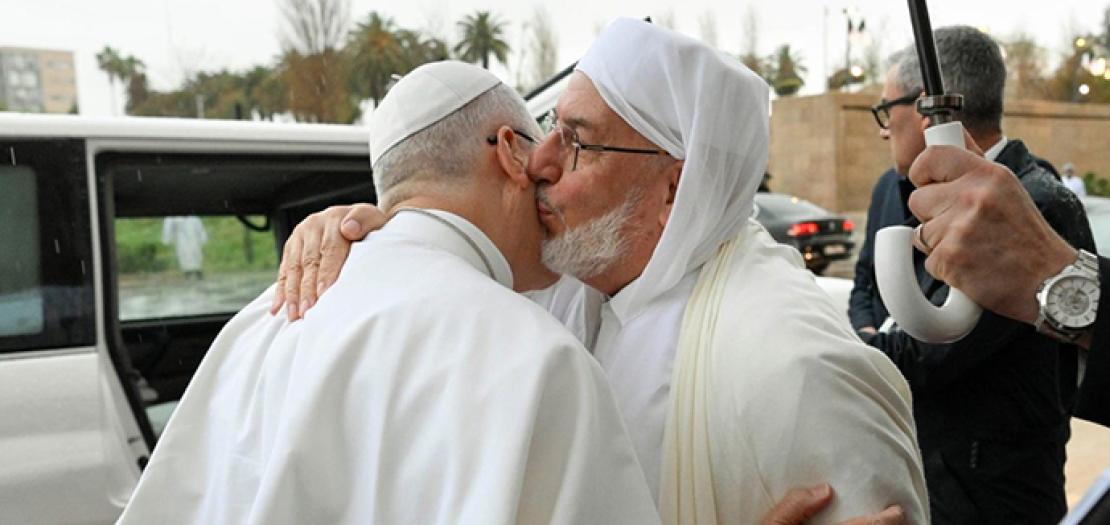 تحية في هذا الزمن لكل من يبني جسرًا، ولكل من يهدم جدارًا...